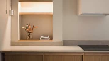 Apartment, 3 Bedrooms, Kitchen, Courtyard View | Interior