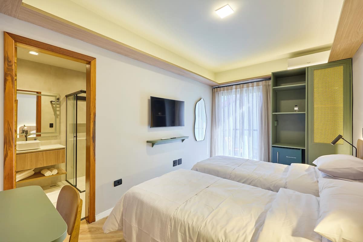 Habitación superior con 2 camas individuales, vistas al patio | Cortinas opacas y wifi gratis