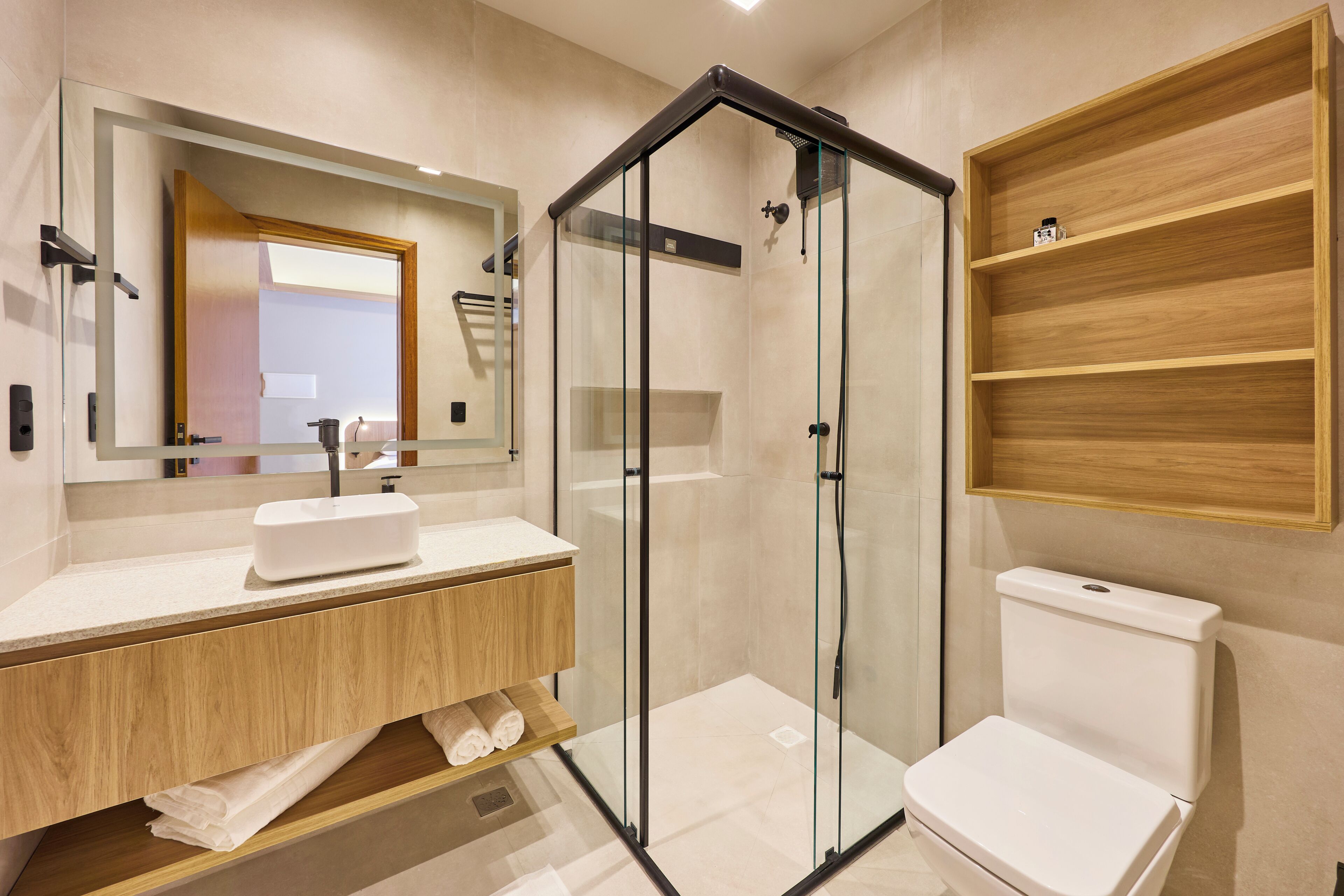 Quarto duplo superior, vista para o pátio | Banheiro | Chuveiro, produtos de toalete grátis, secador de cabelo 