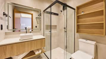 Quarto duplo superior, vista para o pátio | Banheiro | Chuveiro, produtos de toalete grátis, secador de cabelo