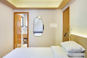 Standard-Zweibettzimmer, Blick auf den Innenhof | Verdunkelungsvorhänge, kostenloses WLAN