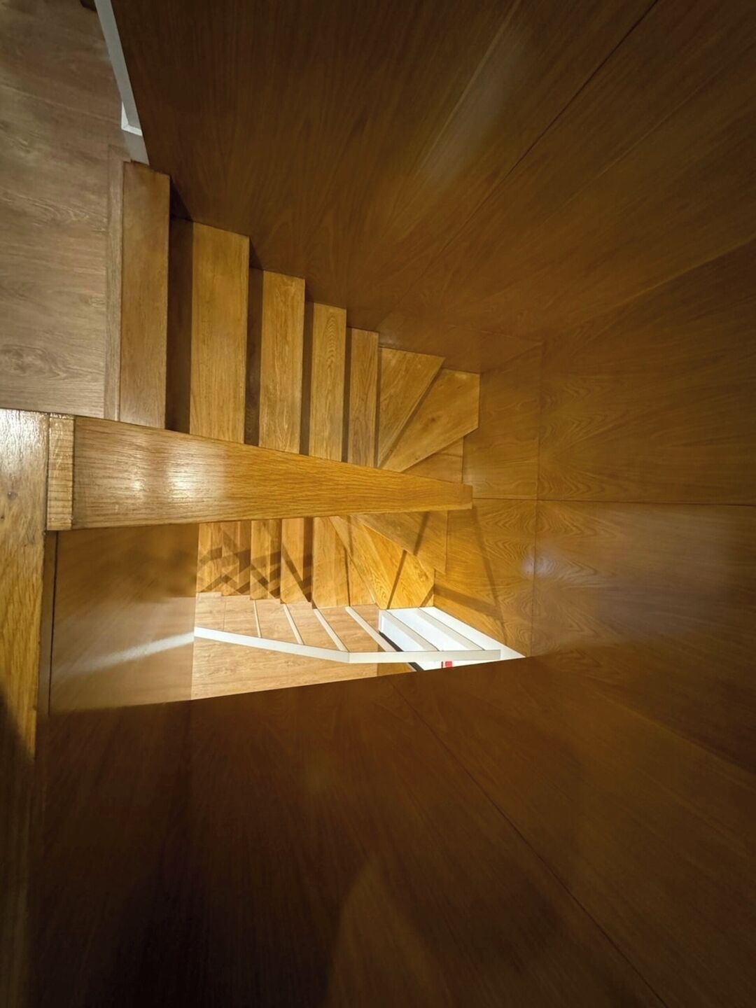 Eine Holztreppe mit geometrischem Muster.