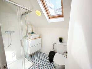 Ein Badezimmer mit Dusche, Toilette und Waschbecken.