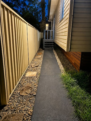 21A Armstrong Place, Dean Park:

Modern Granny flat with Kitchen,Aircon