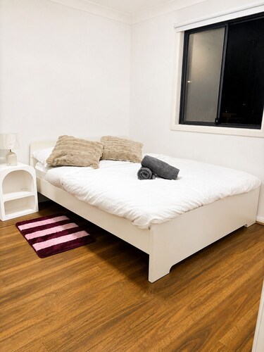 21A Armstrong Place, Dean Park:

Modern Granny flat with Kitchen,Aircon