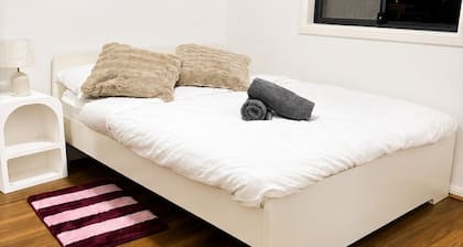 21A Armstrong Place, Dean Park:
Modern Granny flat with Kitchen,Aircon