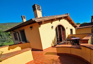 Outdoor dining - Apartment 'Appartamento Fienile' with Shared Garden, Wi-Fi and Air Conditioning (Terranuova Bracciolini)