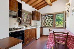 Cafetera i tetera, frigorífic, forn i placa de cuina 