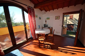 Dining - Apartment 'Appartamento Fienile' with Shared Garden, Wi-Fi and Air Conditioning (Terranuova Bracciolini)
