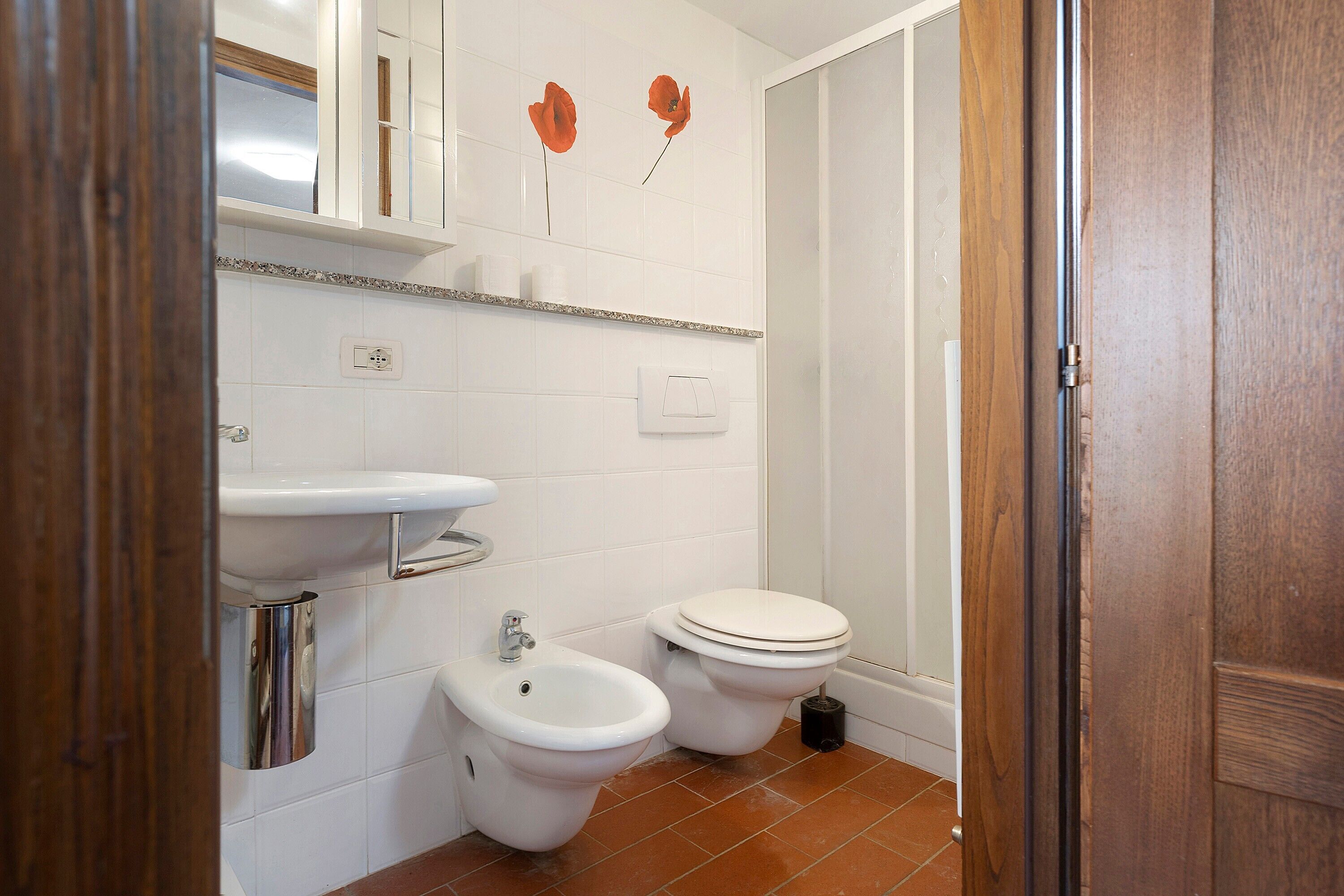Ein Badezimmer mit Toilette, Bidet und Waschbecken.