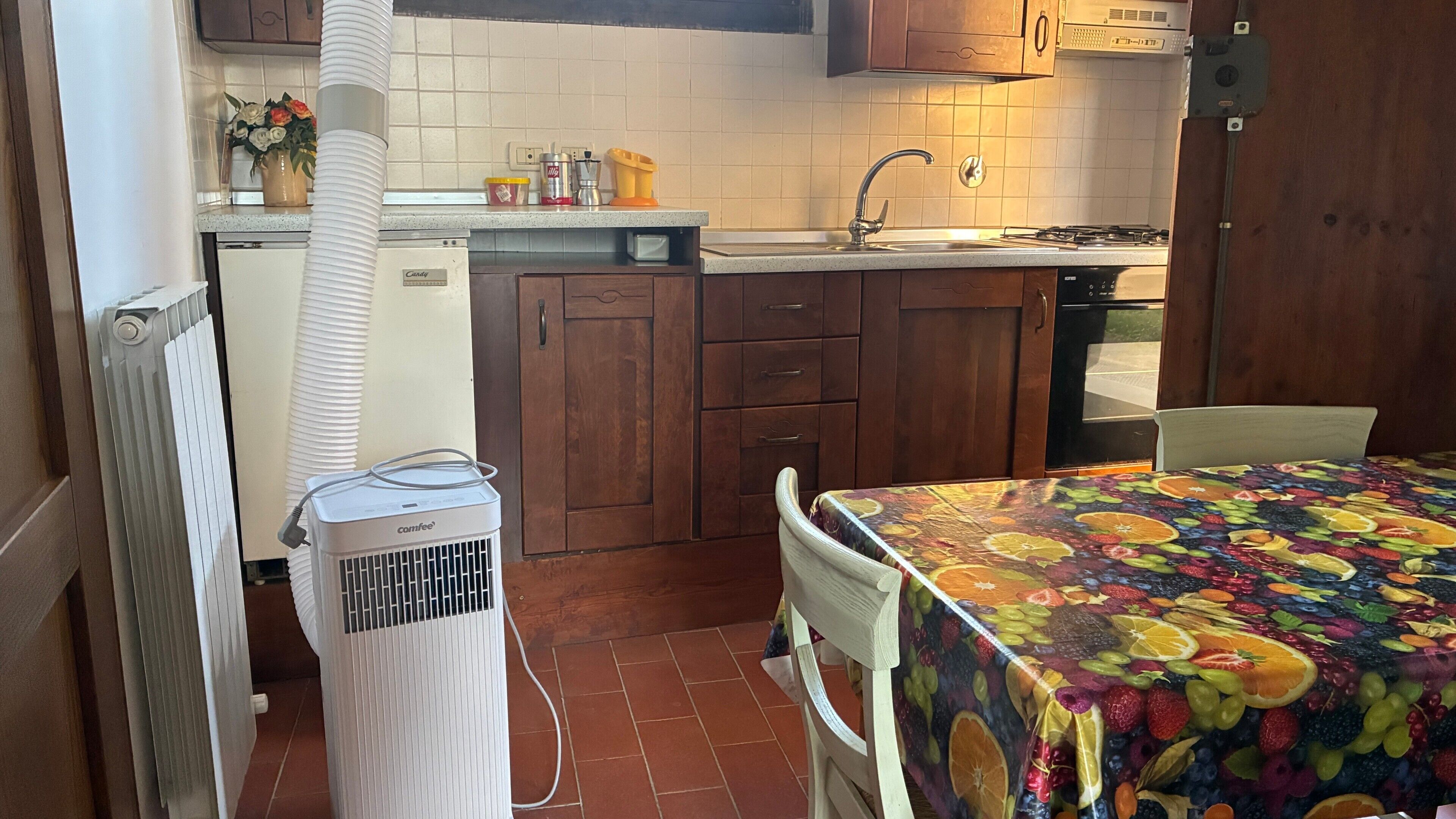 Coffee/tea maker, fridge, oven, stovetop