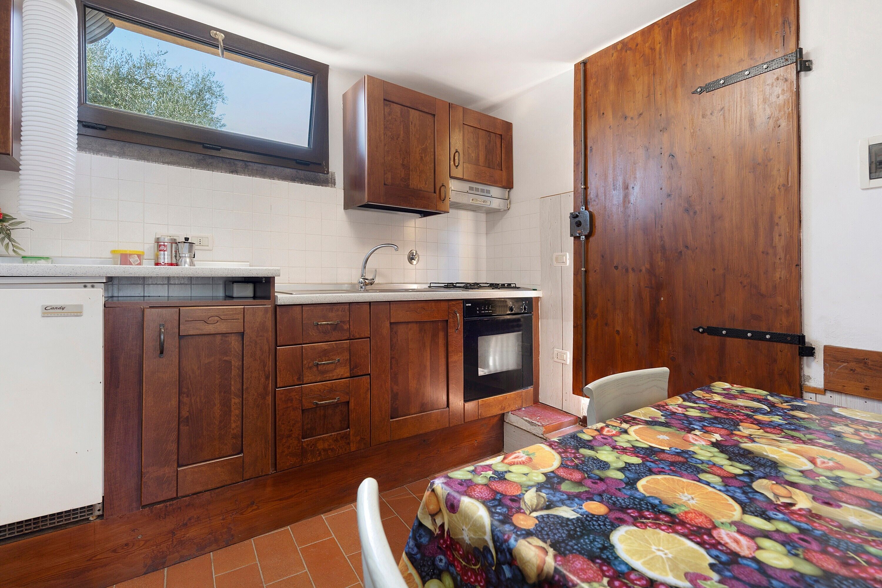 Coffee/tea maker, fridge, oven, stovetop