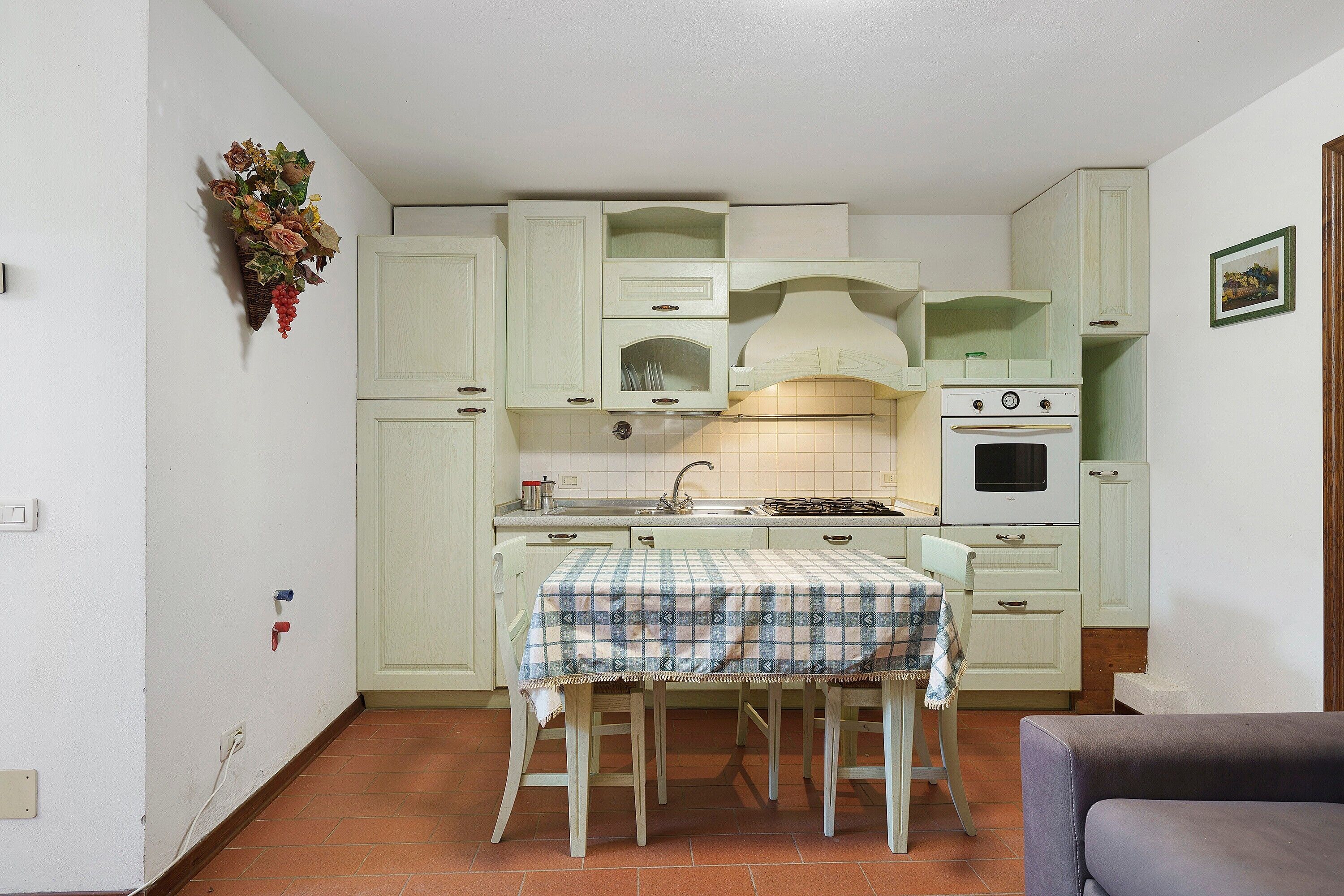 Coffee/tea maker, fridge, oven, stovetop