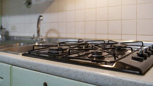 Cafetera i tetera, frigorífic, forn i placa de cuina 