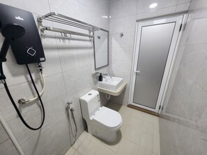 Deluxe-Zweibettzimmer | Badezimmer | Dusche, Regendusche, kostenlose Toilettenartikel, Handtücher