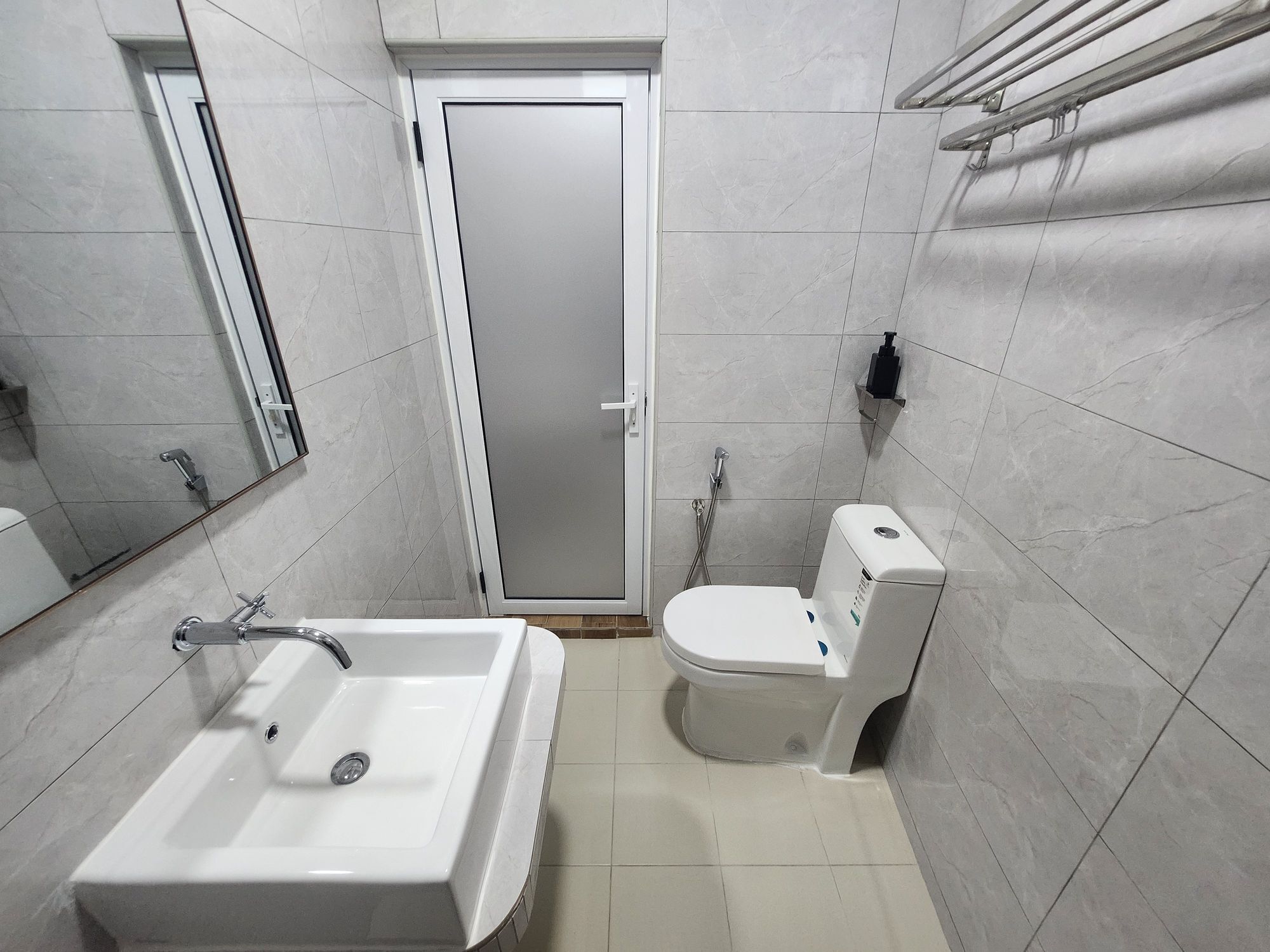 Family Suite | Bathroom | Shower, rainfall showerhead, free toiletries, towels
