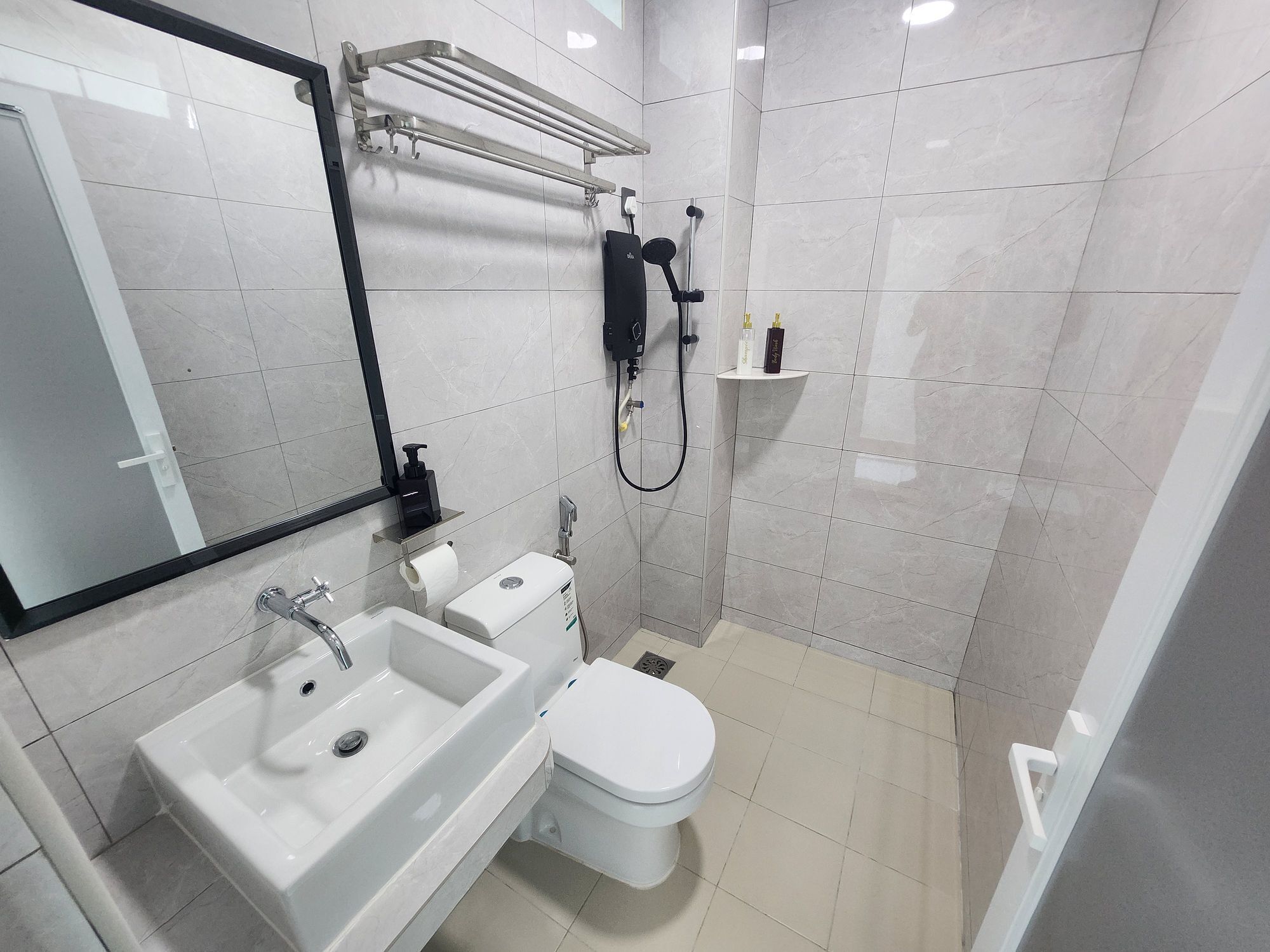 Ducha, cabezal de ducha tipo lluvia, artículos de tocador gratuitos