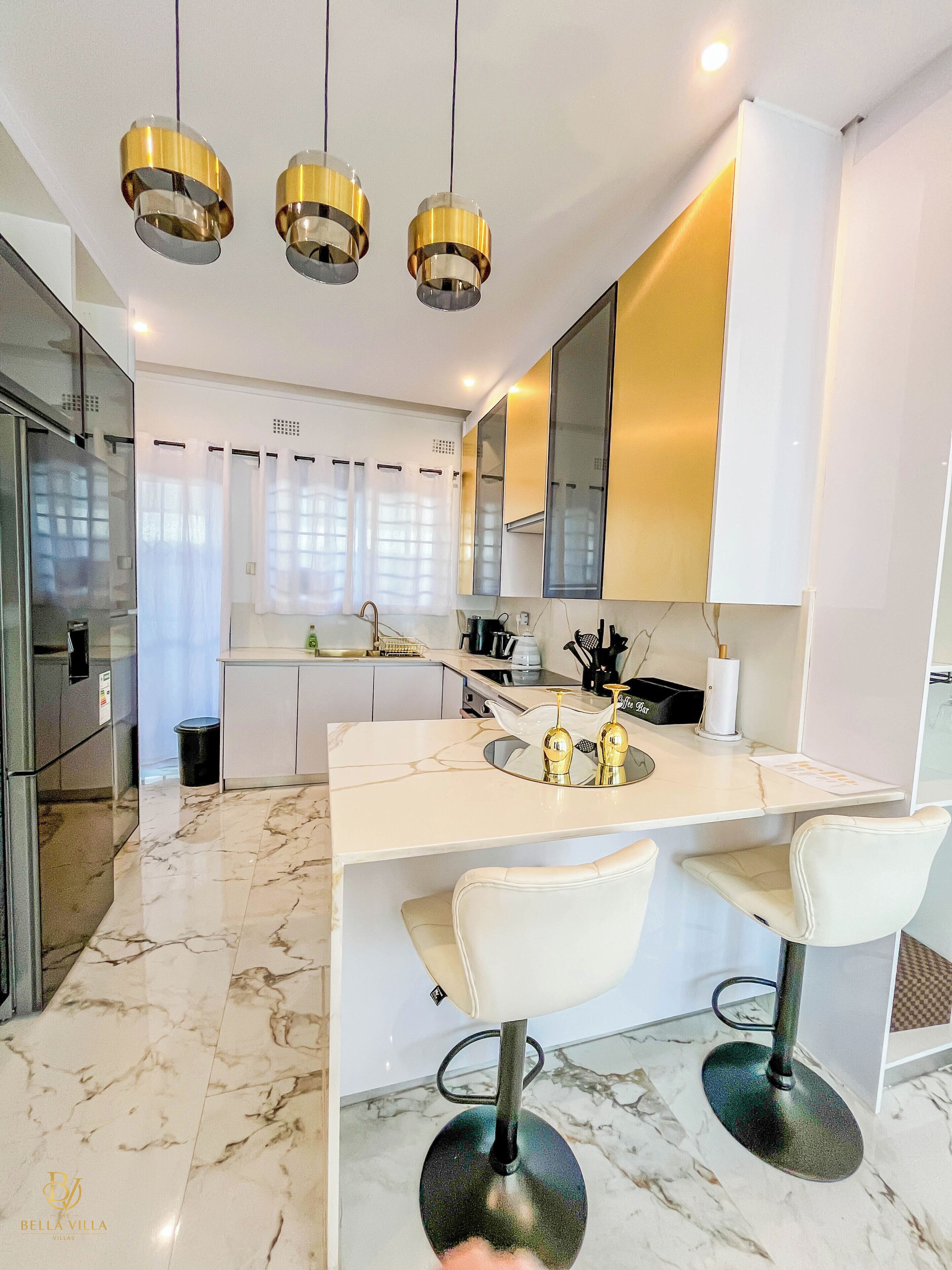 Full-sized fridge, microwave, oven, stovetop