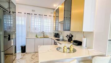 Full-sized fridge, microwave, oven, stovetop