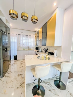 Full-sized fridge, microwave, oven, stovetop - The Bella Villas Luxury Apartments (Lusaka)