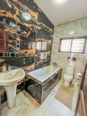 Shower, towels, soap, shampoo - The Bella Villas Luxury Apartments (Lusaka)