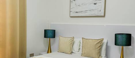 Schreibtisch, laptopgeeigneter Arbeitsplatz, kostenloses WLAN