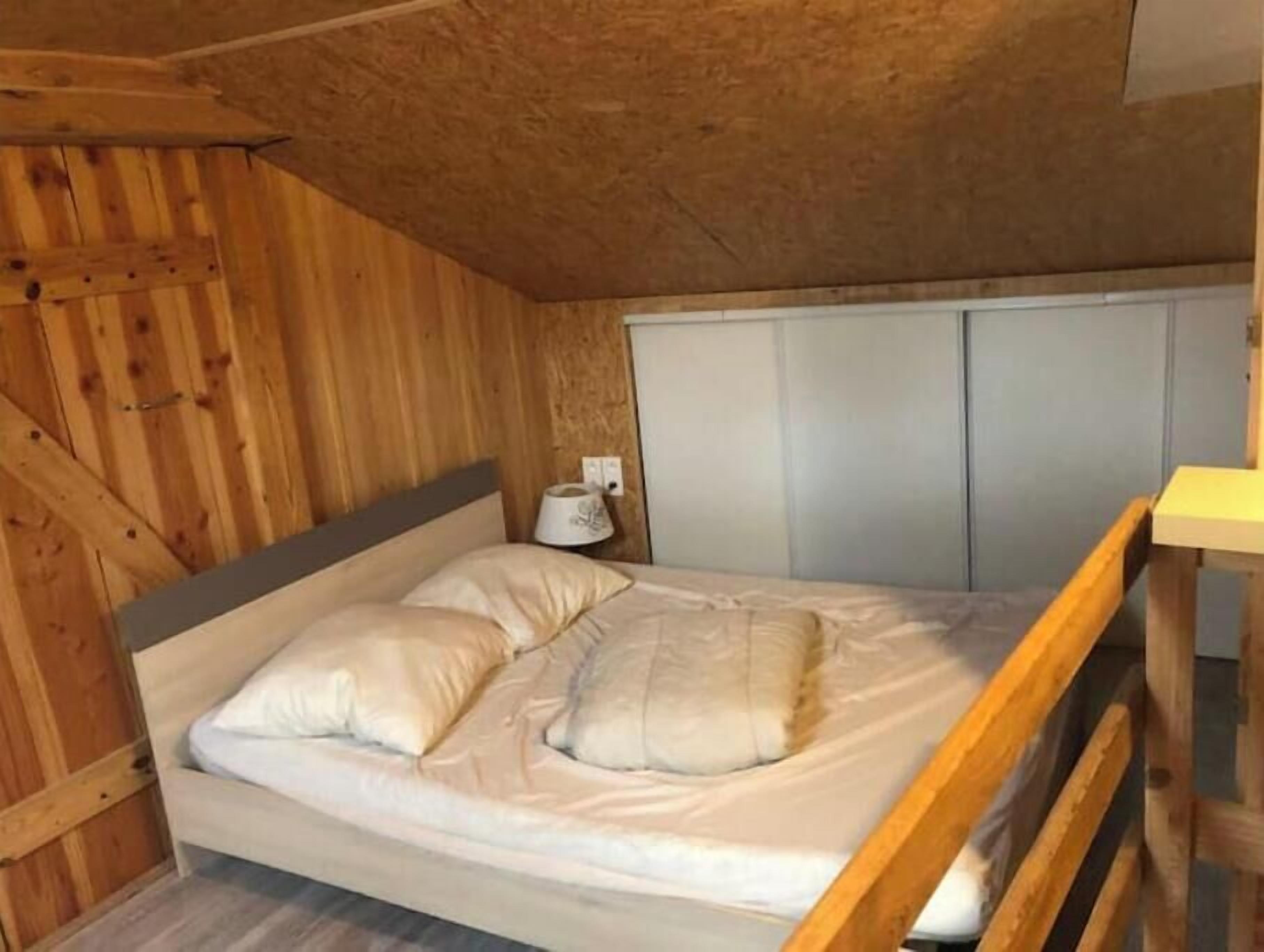 6 slaapkamers, een strijkplank/strijkijzer, wifi, beddengoed