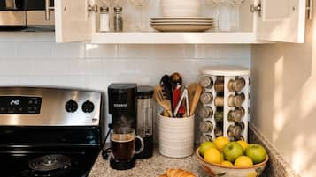 Cafetera y tetera, refrigerador, microondas y horno
