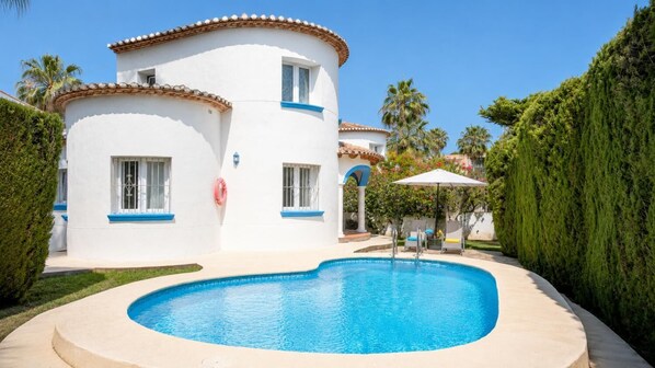A two-story building with a swimming pool, surrounded by greenery and palm trees. - Villa Molins Aries - Three Bedroom Villa, Sleeps 6 (Les Marines)