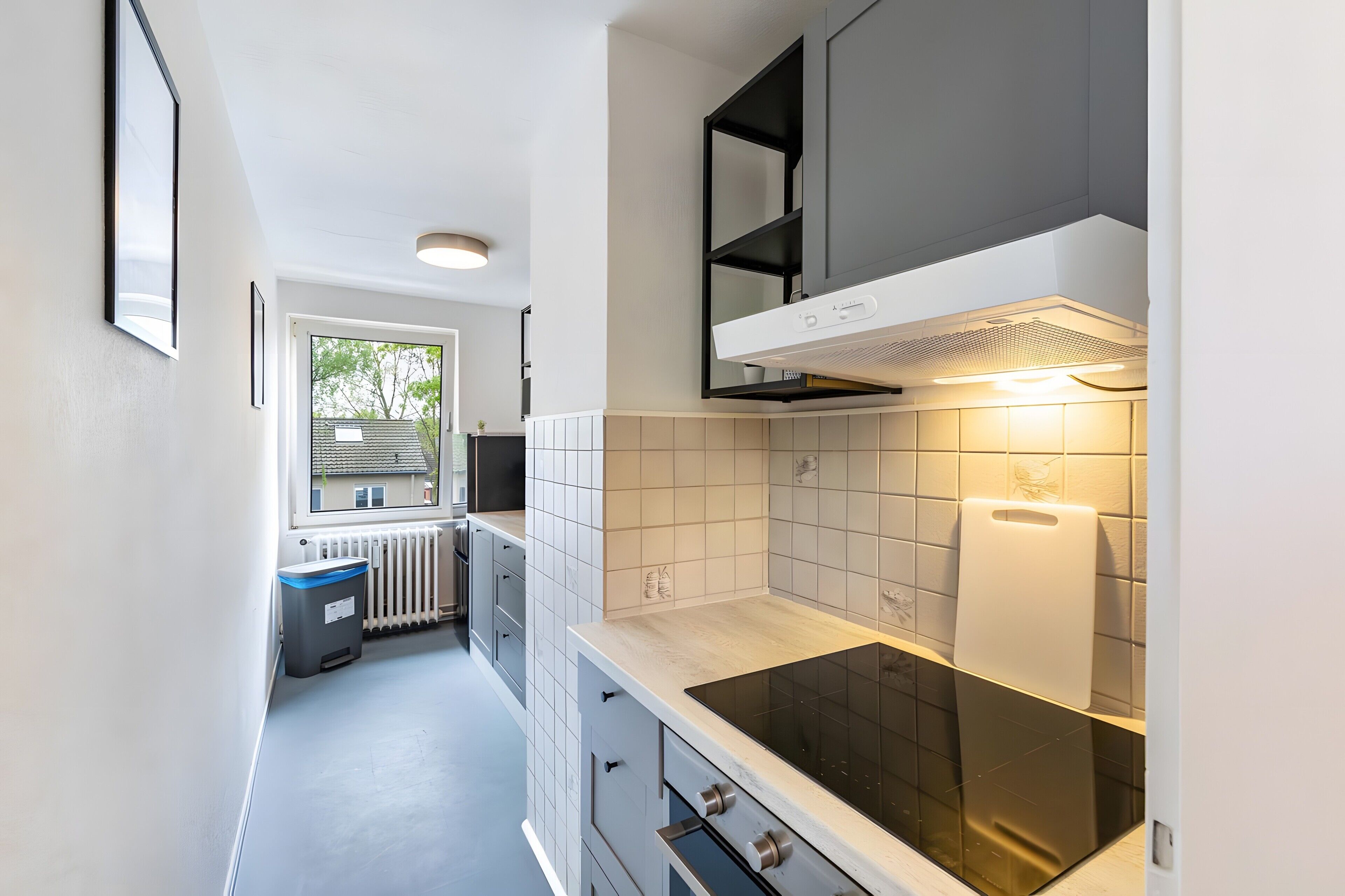 Wasserkocher mit Kaffee-/Teezubehör, Kühlschrank, Mikrowelle, Ofen