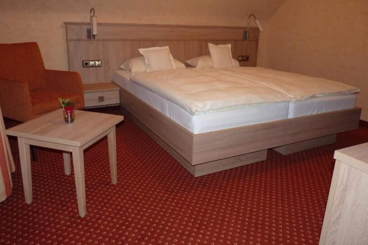 Chambre Confort double, vue sur la ville | Coffre-fort, accès au Wi-Fi (inclus)