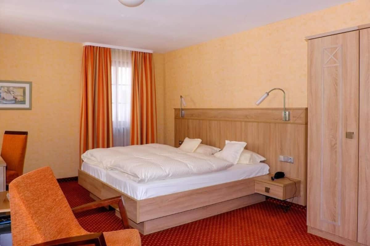 Chambre classique double, vue sur la ville | Coffre-fort, accès au Wi-Fi (inclus)