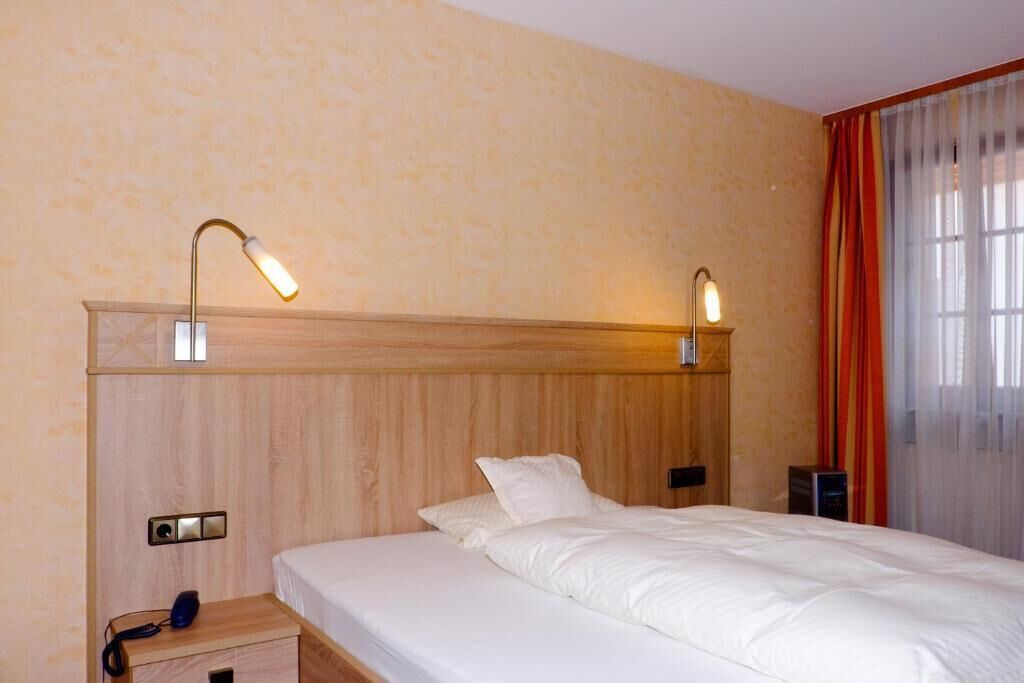 Chambre Simple, vue cour intérieure | Coffres-forts dans les chambres, Wi-Fi gratuit