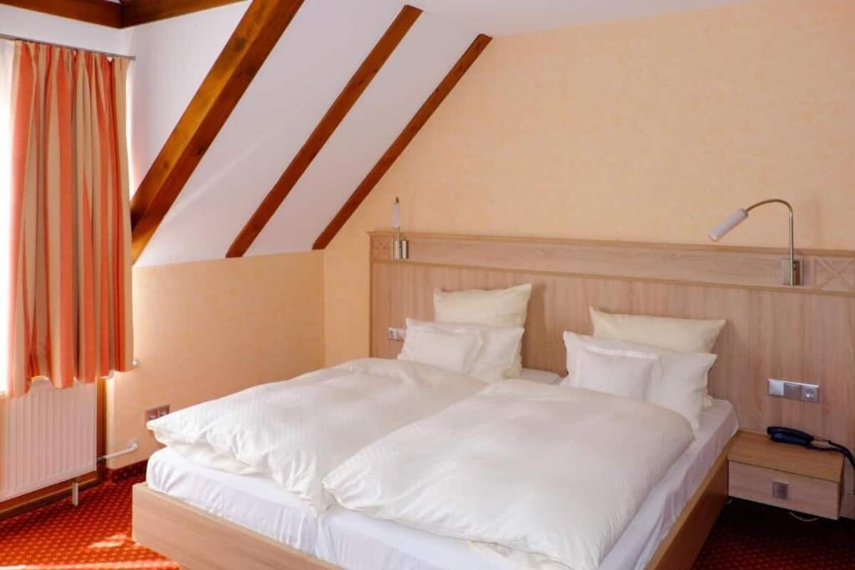 Suite, balcon, vue sur le jardin | Coffre-fort, accès au Wi-Fi (inclus)