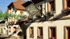 Een klassiek pand met een bord waarop 'Hotel St. Martin Castell Restaurant' staat.