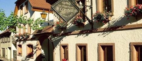 A traditional building with a sign for 'Hotel St. Martin Castell Restaurant.'