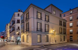 A multi-story building with balconies, a street in front, and a crosswalk. - Olea Atarazanas Habitat Apartments (Málaga)