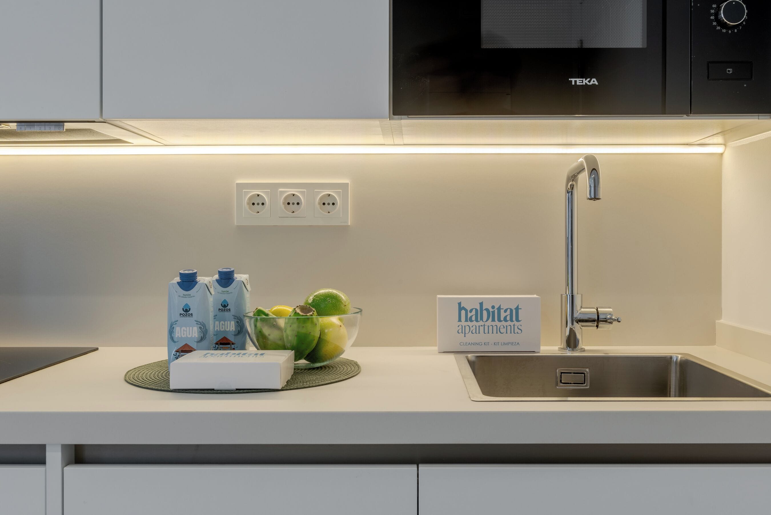 Studio | Private kitchen | Coffee/tea maker, toaster, dining table