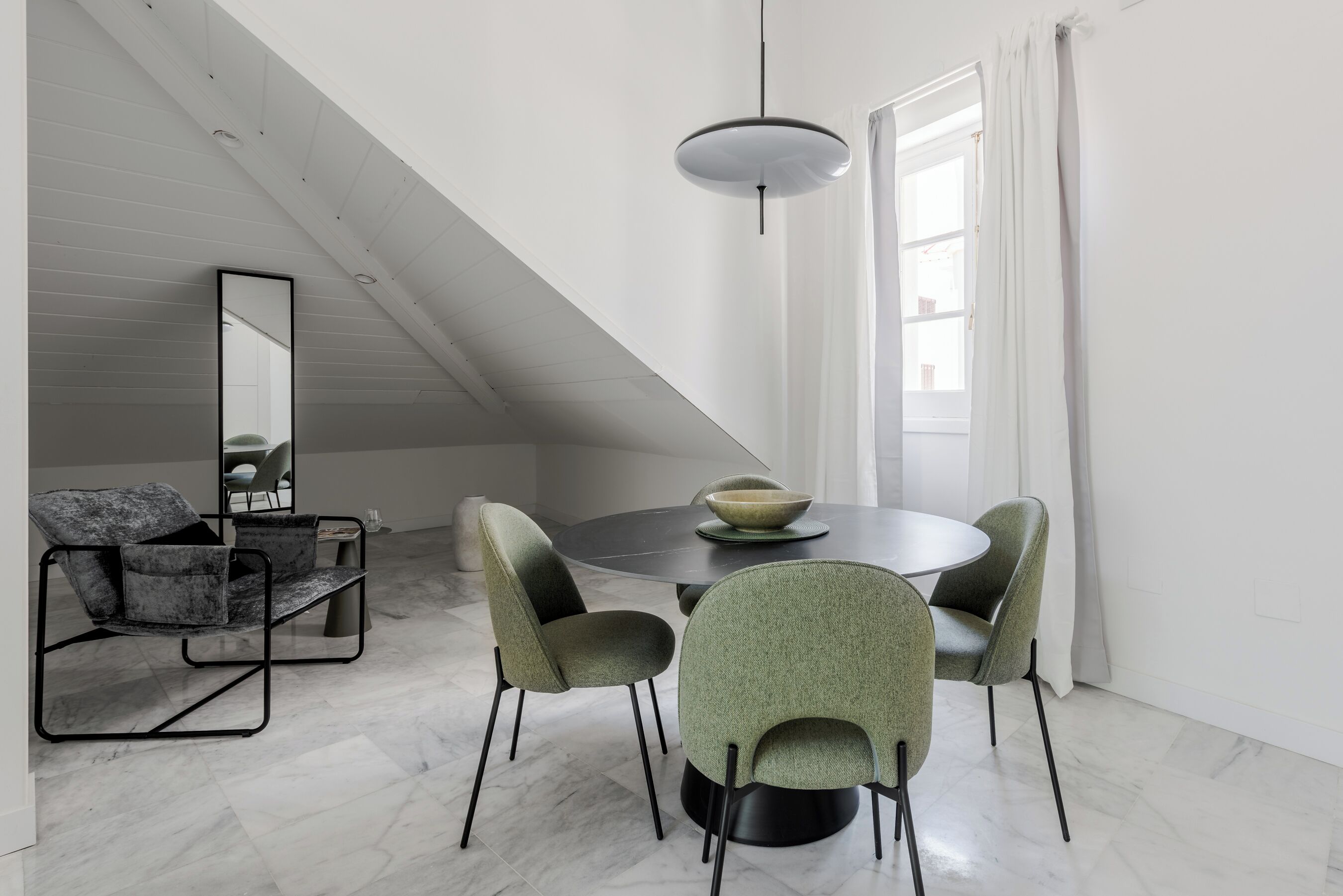 Maisonnette, balkon | Woonruimte | Een smart-tv