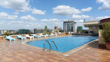 Una piscina al aire libre