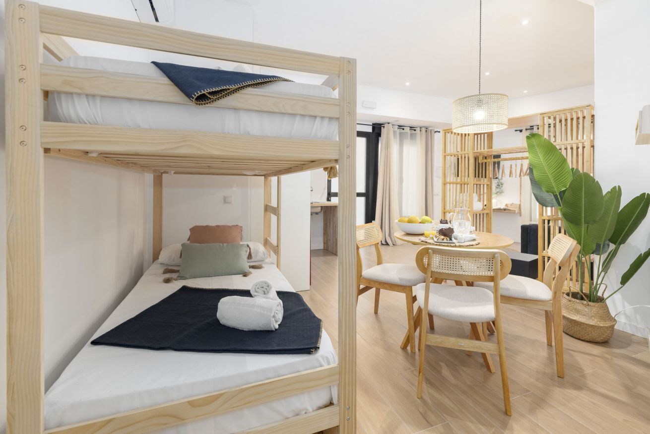 1 slaapkamer, een strijkplank/strijkijzer