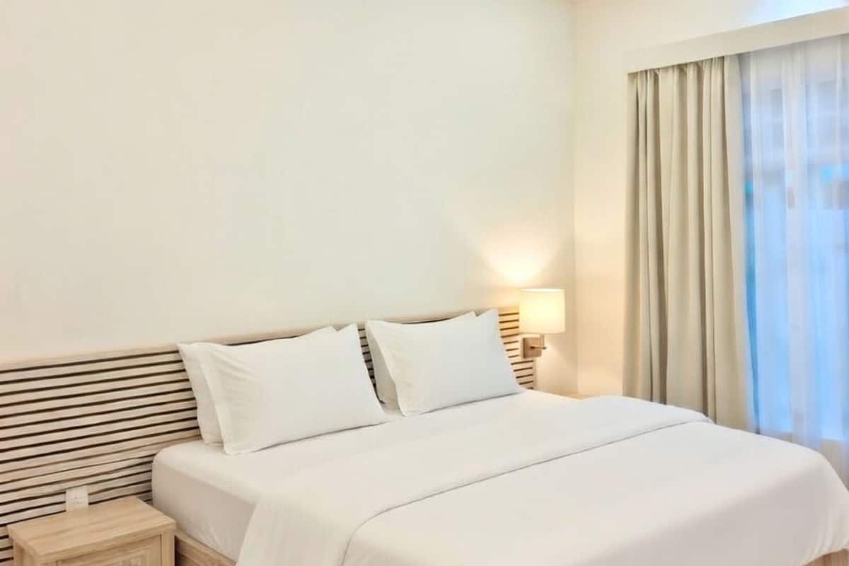Habitación Deluxe con 1 cama matrimonial o 2 individuales | Artículos del minibar gratis y caja de seguridad en la habitación