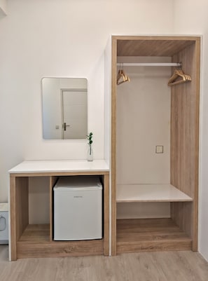 Habitación Deluxe con 1 cama matrimonial o 2 individuales | Artículos del minibar gratis y caja de seguridad en la habitación