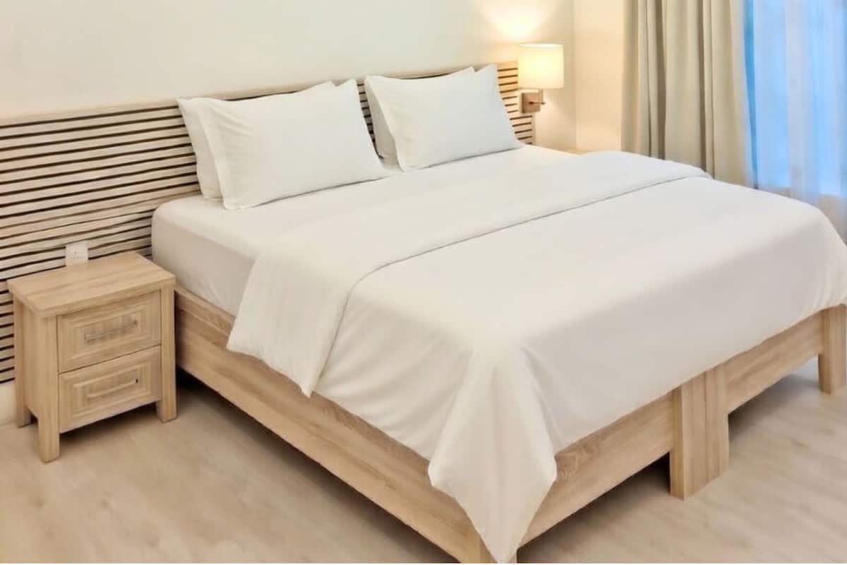 Habitación Deluxe con 1 cama matrimonial o 2 individuales | Artículos del minibar gratis y caja de seguridad en la habitación