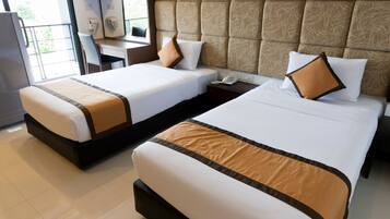 Chambre Triple Classique, climatisation, vue jardin | Bureau, Wi-Fi gratuit