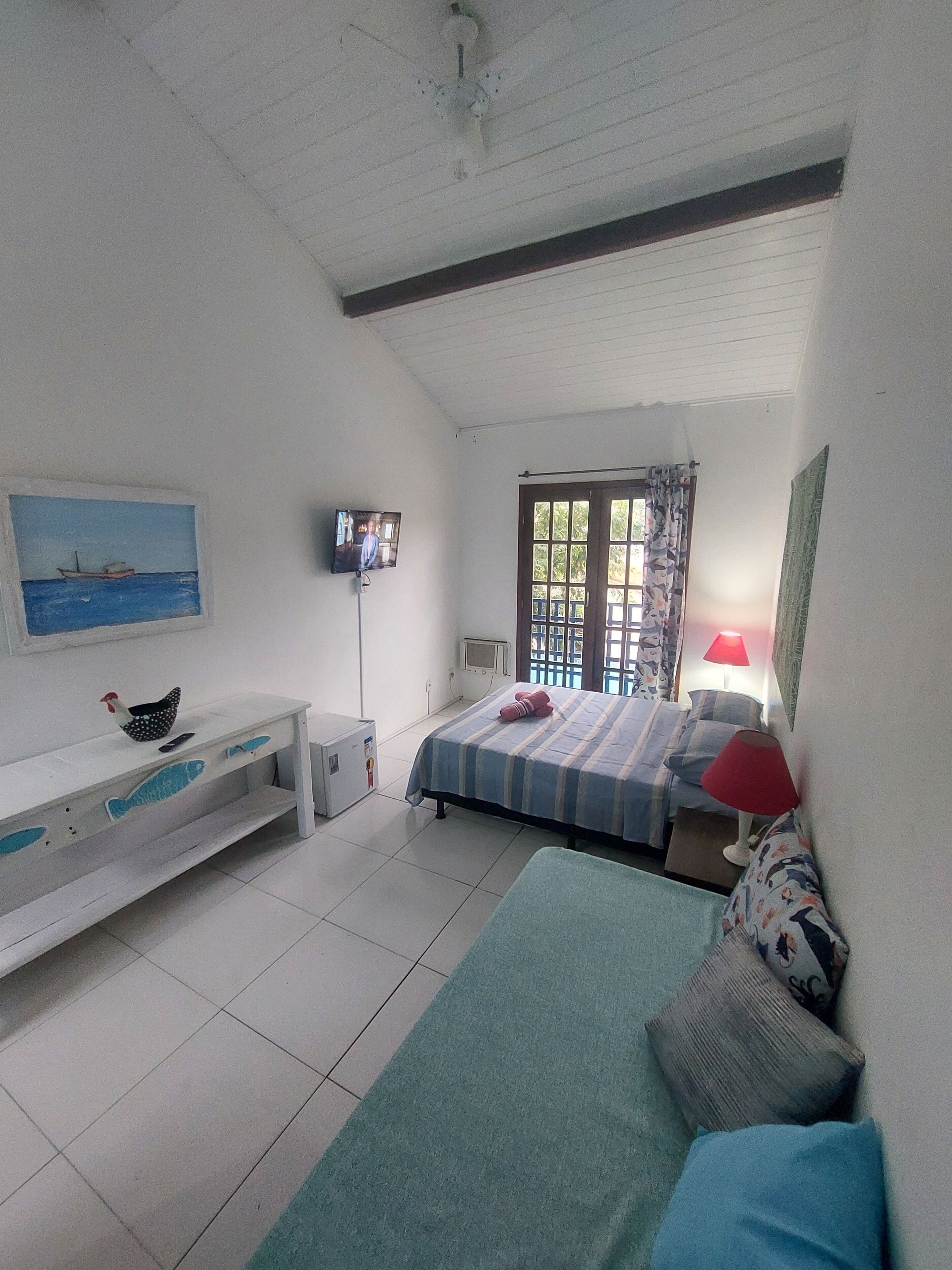 Chambre triple classique, climatisation, vue sur le jardin | Bureau, accès au Wi-Fi (inclus), literie fournie