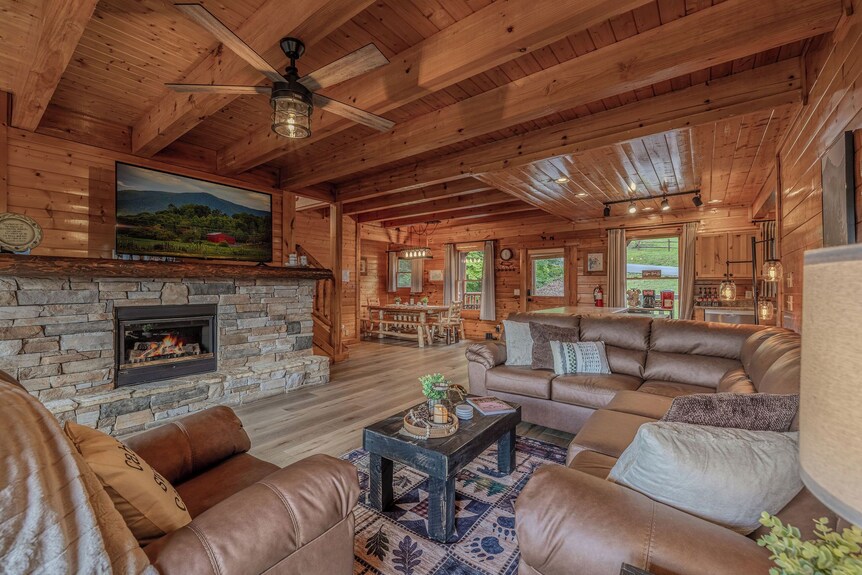 Rocky Top Retreat- Accessible 4 Bedroom 3 Bathroom With Amazing Views! - Townsend, TN