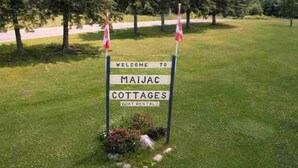 Property grounds - Beachfront Cottage #2- Maijac Resort & Marina (Burk`s Falls)