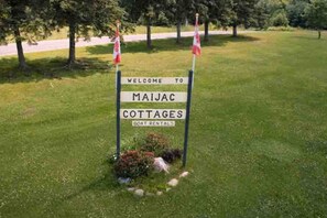 Property grounds - Beachfront Cottage #2- Maijac Resort & Marina (Burk`s Falls)