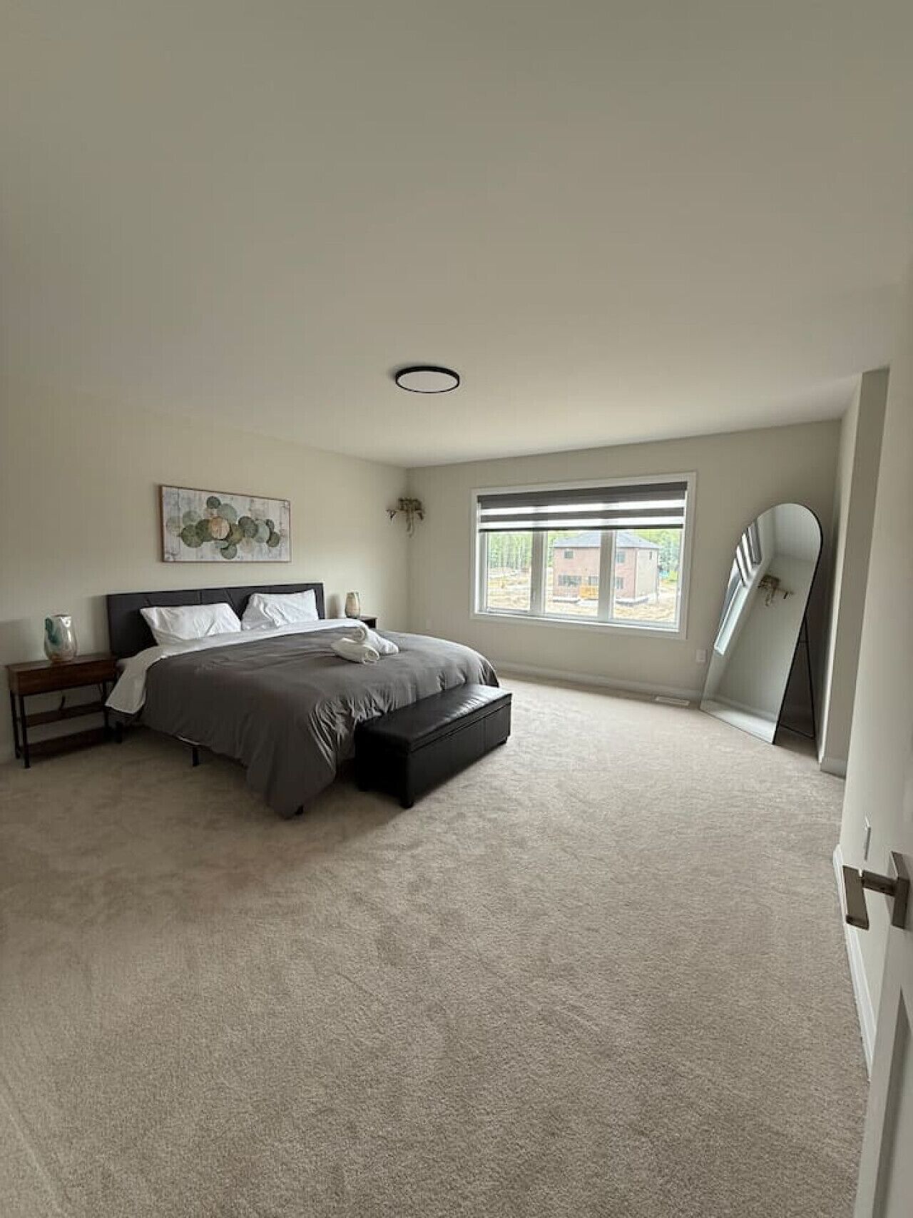 Desk, WiFi, bed sheets